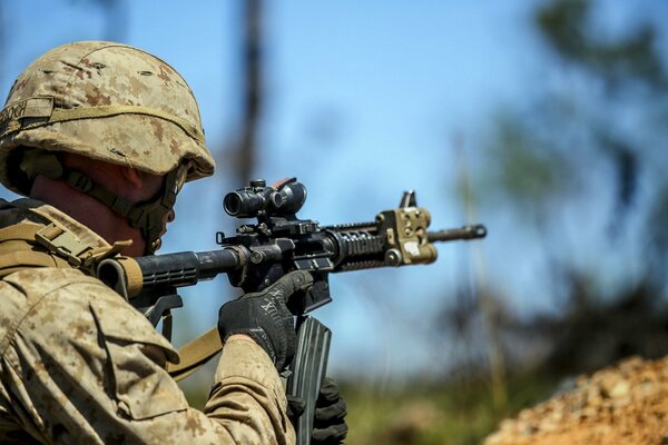 Ein Soldat mit einer Waffe zielt darauf ab