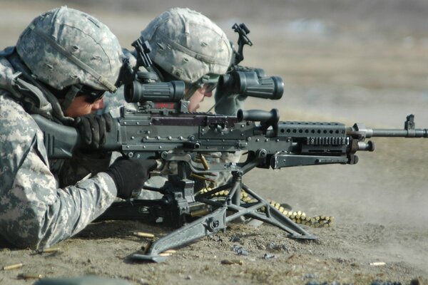 Soldats en tenue avec des armes