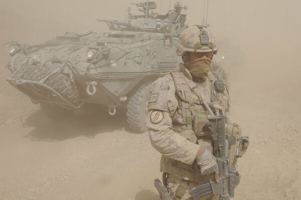 Soldado en plena preparación para el combate en el desierto