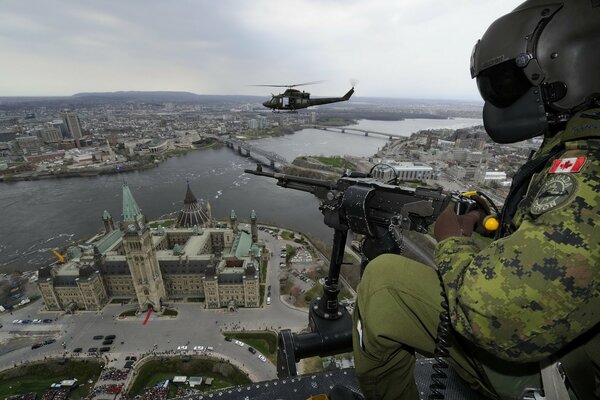 Sniper attend son hélicoptère