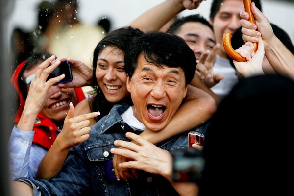 Jackie Chan nella folla dei fan