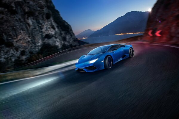 Blauer Lamborghini auf der Serpentinenstraße fährt mit hoher Geschwindigkeit