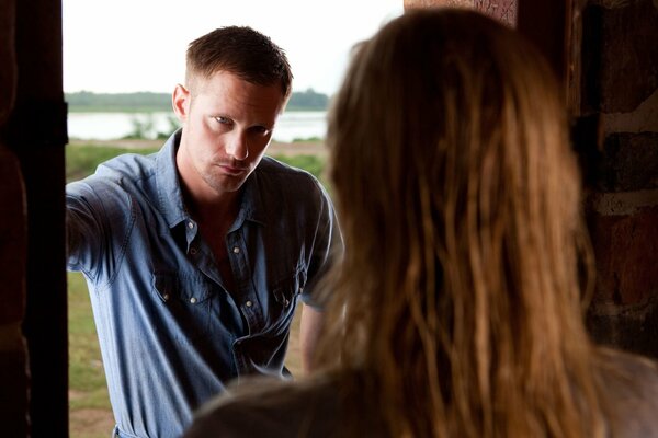 Alexander Skarsgård nel ruolo di Charlie Wenner in Straw Dogs