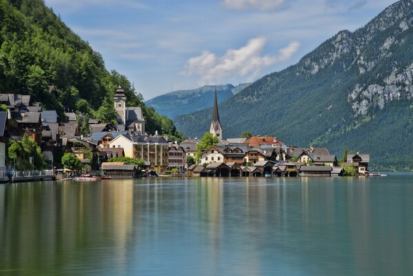 Städtische Häuser in der Reflexion der Wasseroberfläche