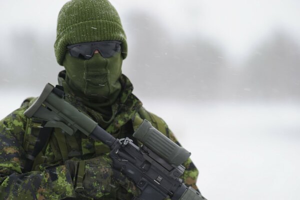 Soldat en tenue avec hélice sur fond flou