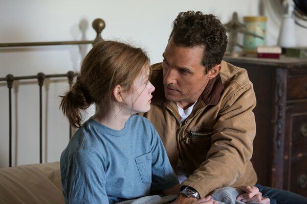 Matthew McConaughey und Mckenzie Foy im Film Interstellar 