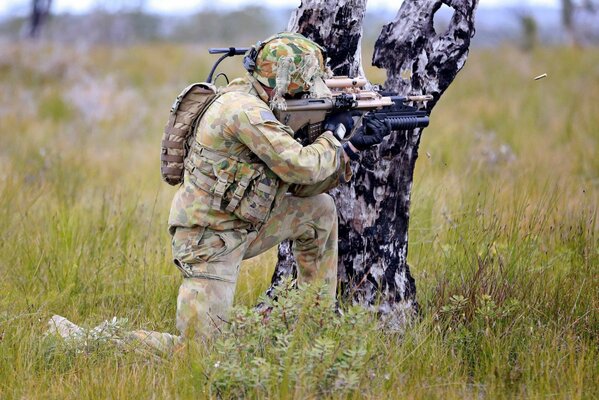 Soldado del ejército australiano con armas