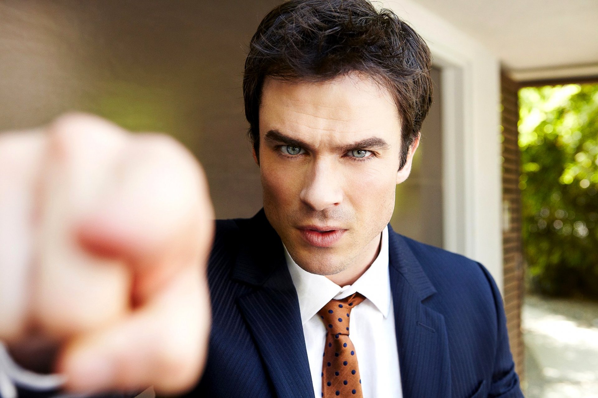 ian somerhalder ian somerhalder uomo bruna viso sguardo mano costume attore serie tv the vampire diaries damon salvatore