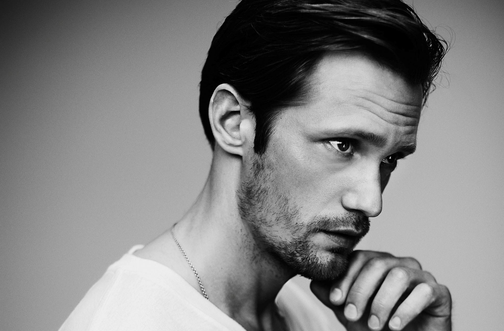 alexander skarsgard homme visage regard main noir et blanc