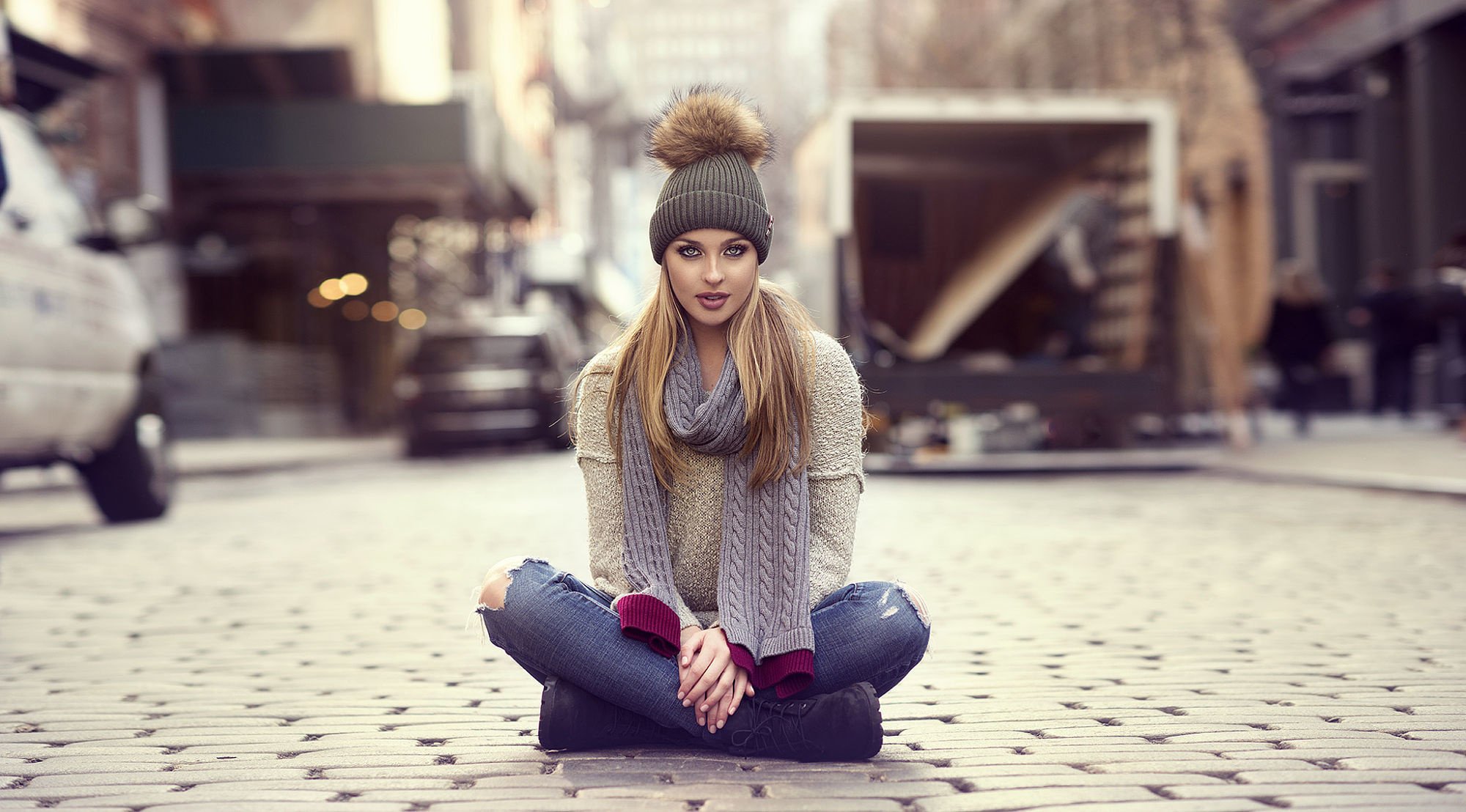 girl blonde posing the city look