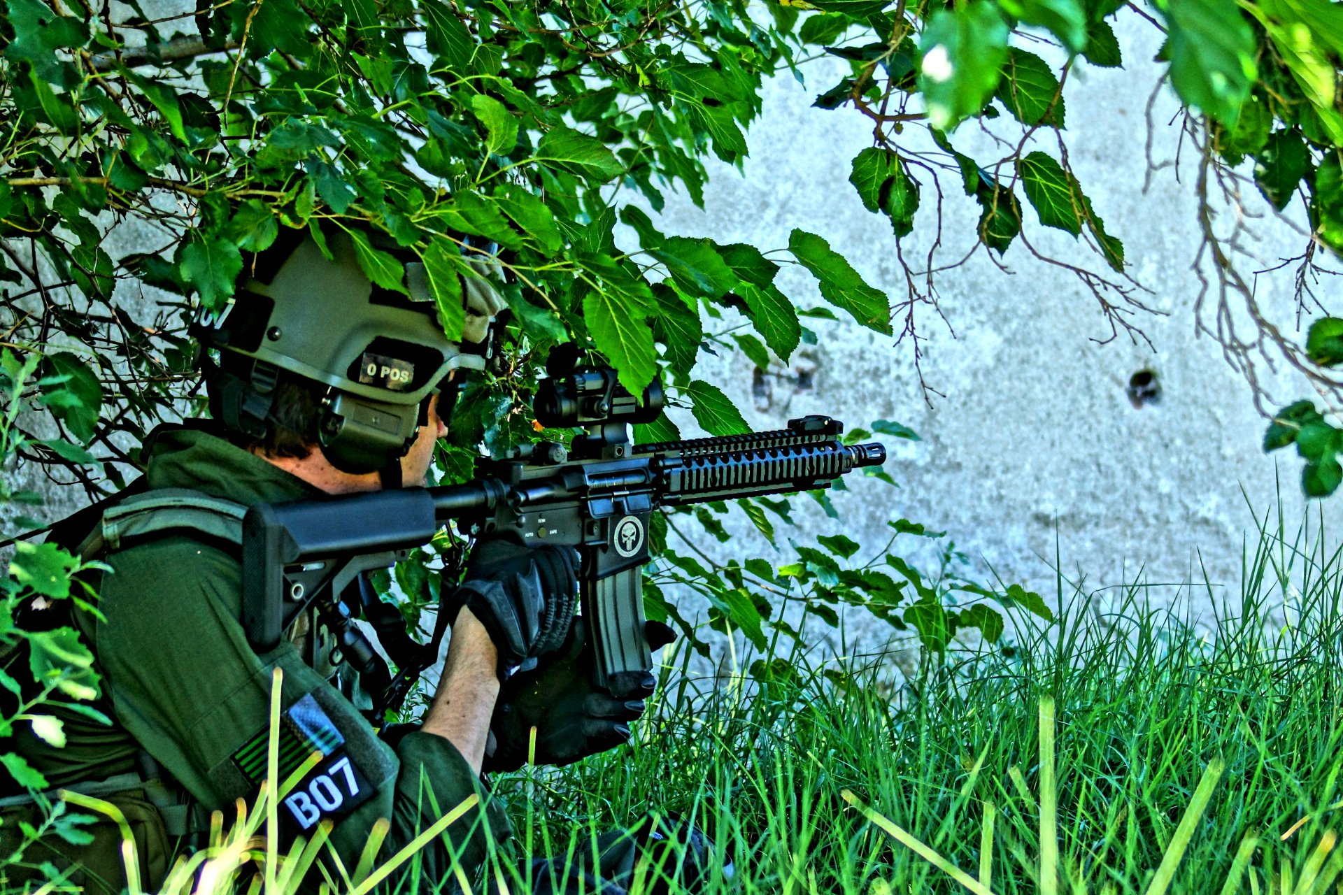 gras büsche grün soldat uniform tarnung waffe herstellung hintergrund unschärfe