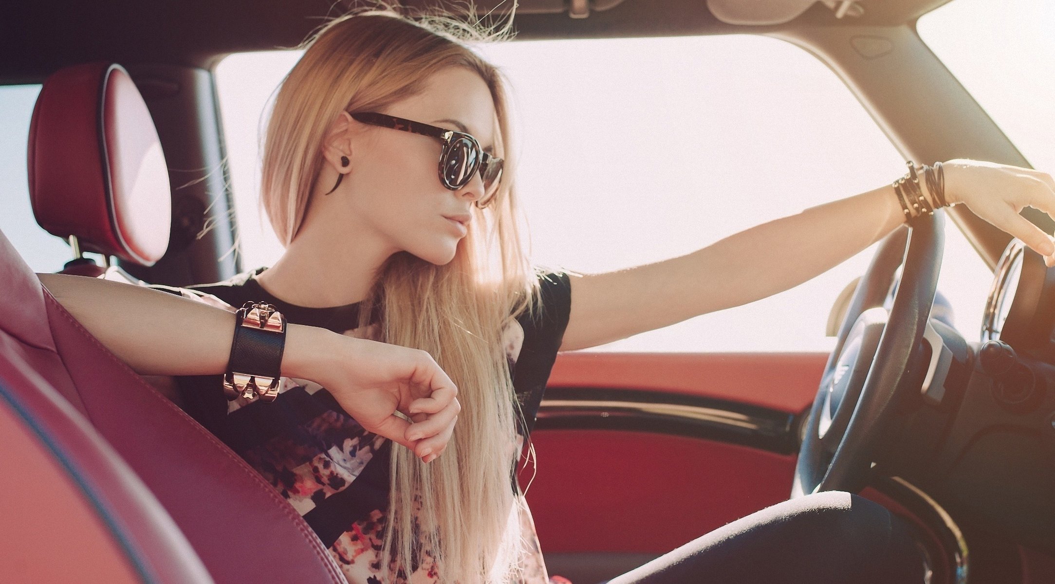 blonde beauty long hair look