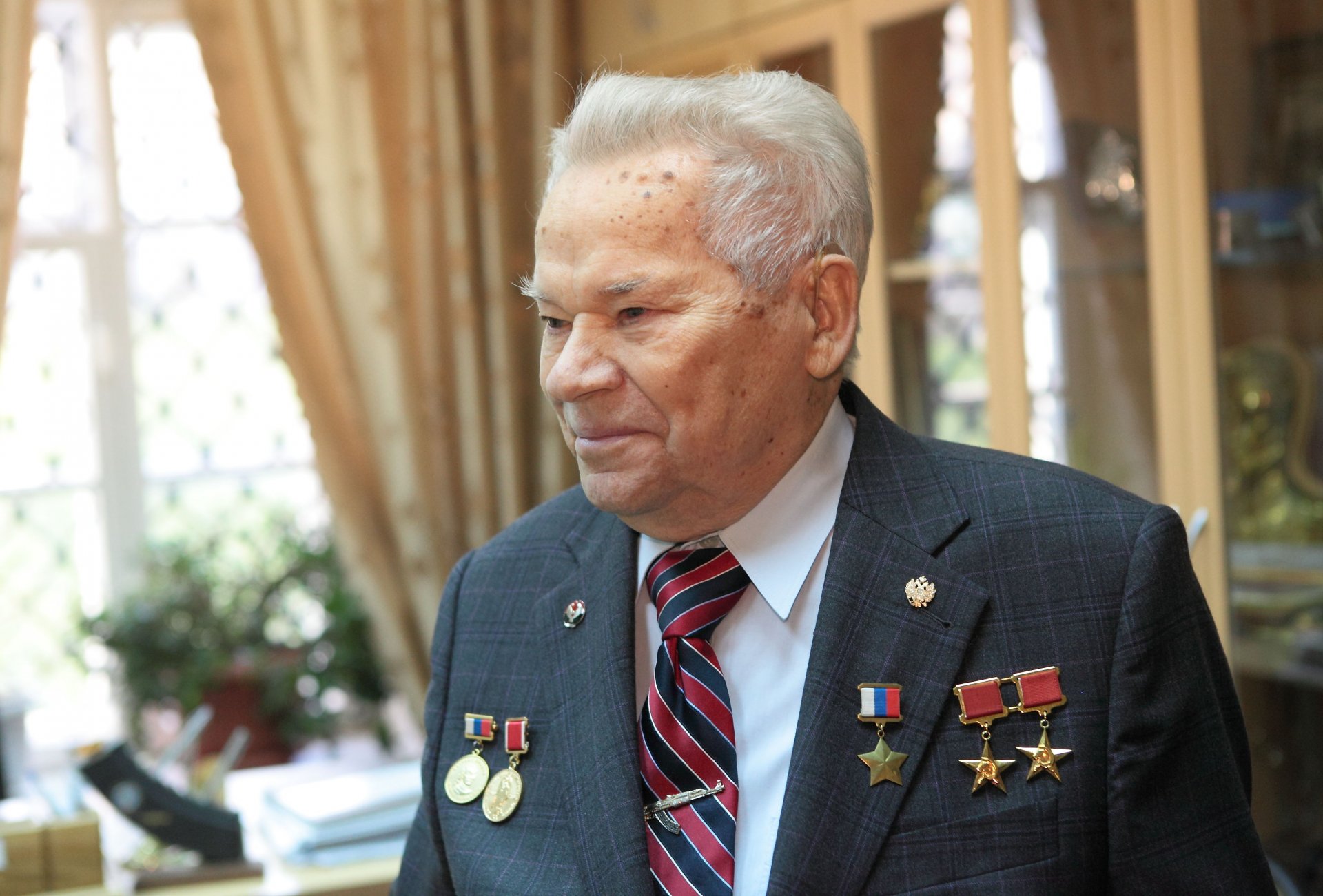 mikhail timofeevich kalashnikov diseñador de armas creador de la legendaria ametralladora medallas 10.11.1919-23.12.2013