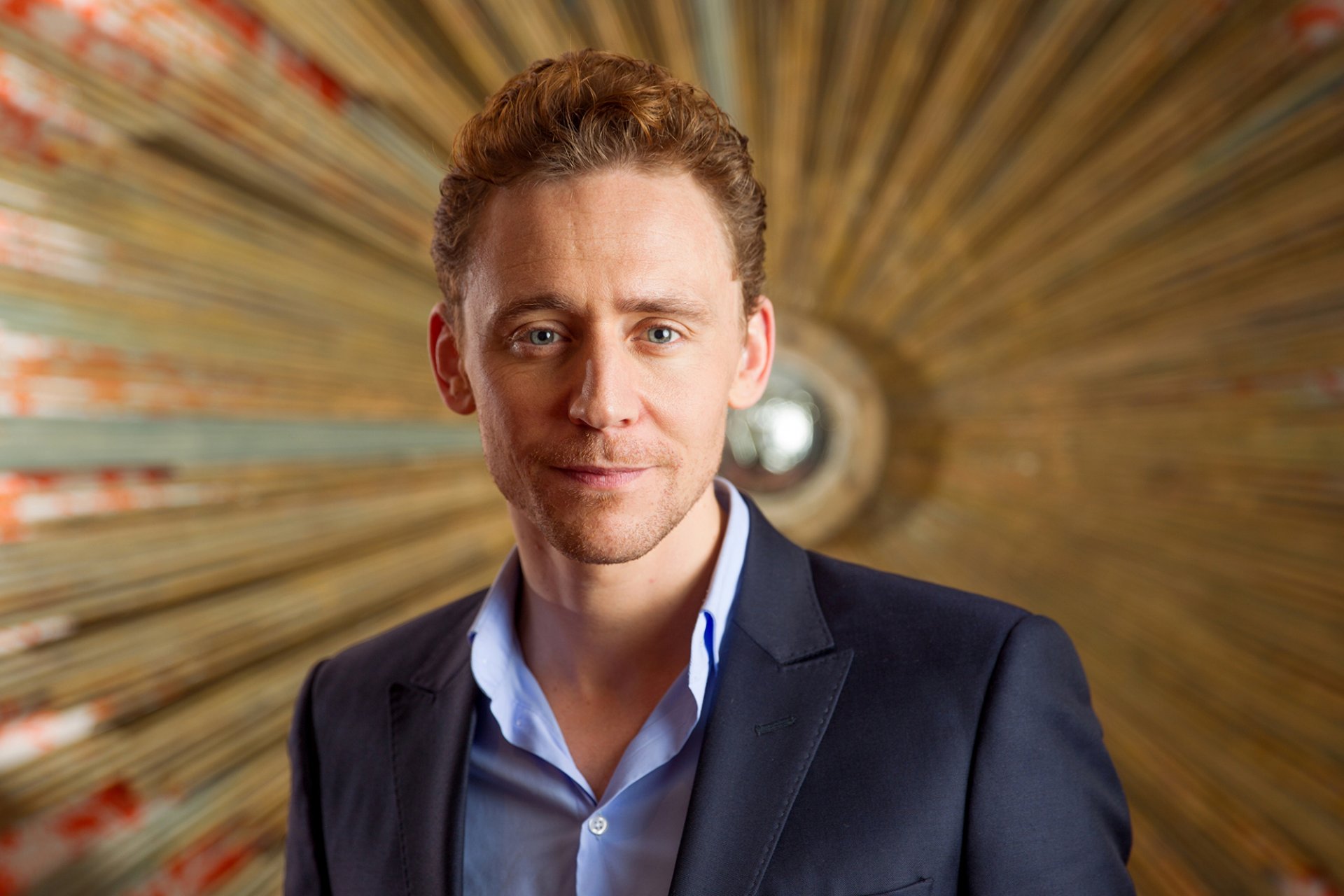 hiddleston tom hiddleston homme acteur visage sourire regard costume