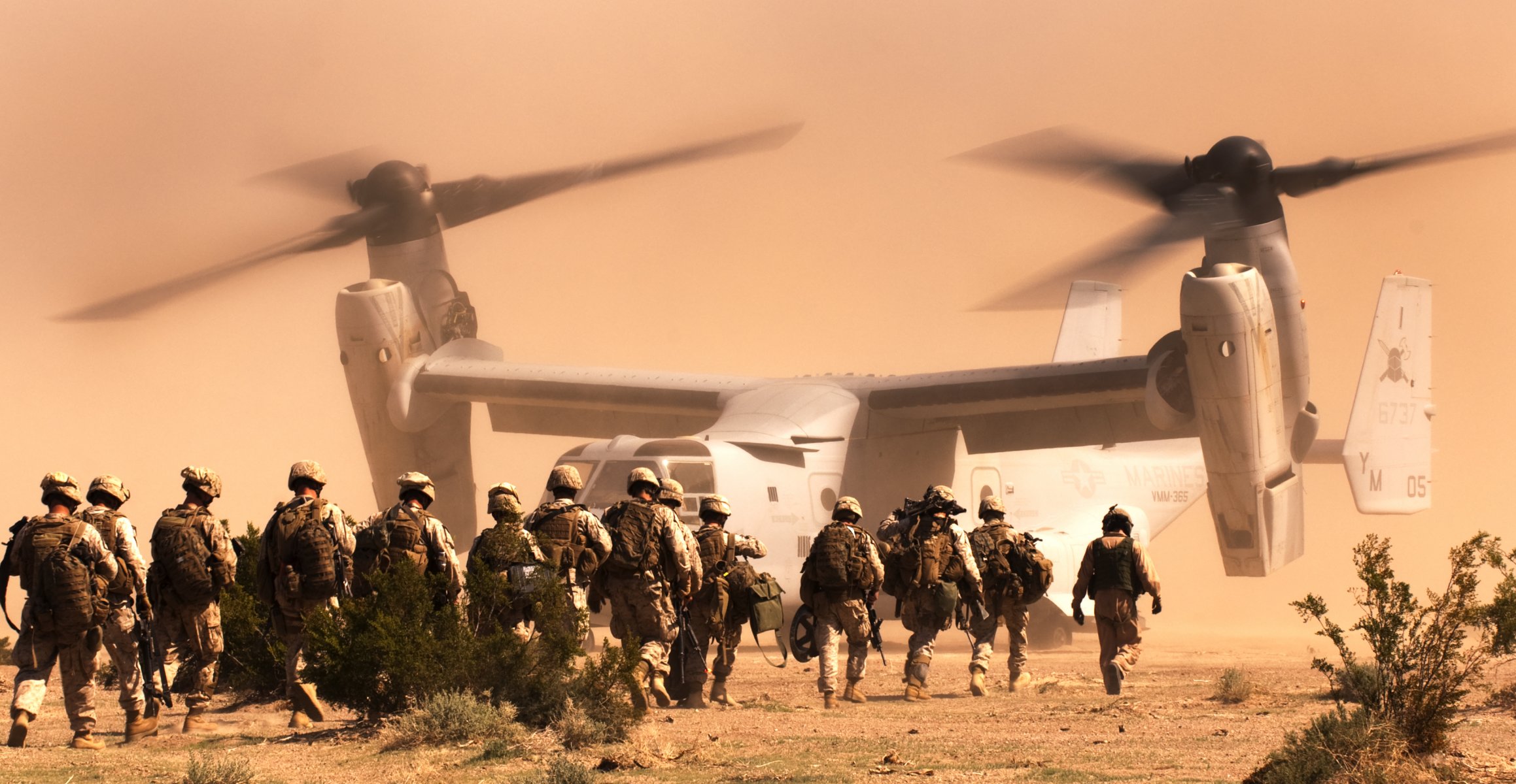 soldados infantería de marina bell v-22 águila pescadora convertiplano desierto