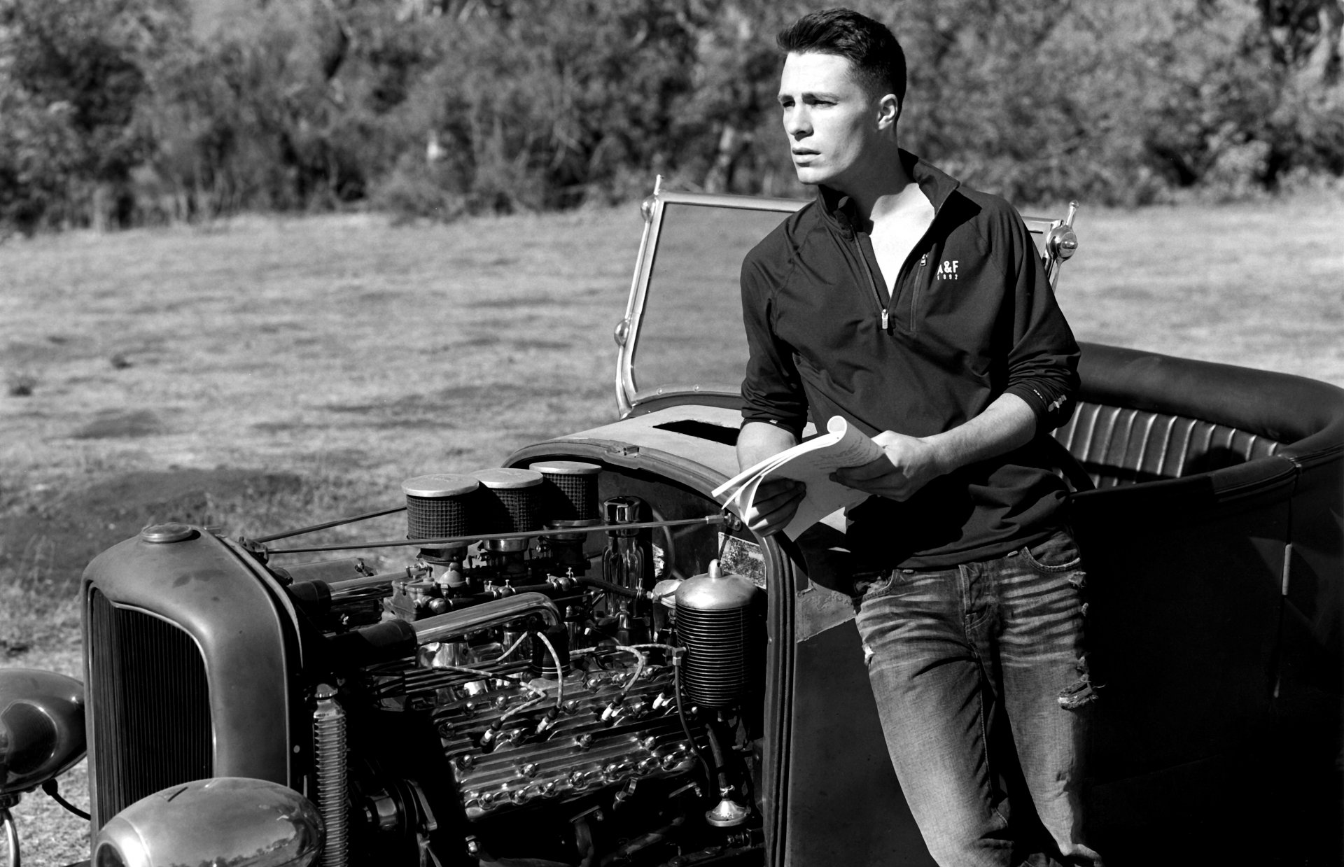 colton haynes colton haynes garçon homme brunet voiture noir et blanc