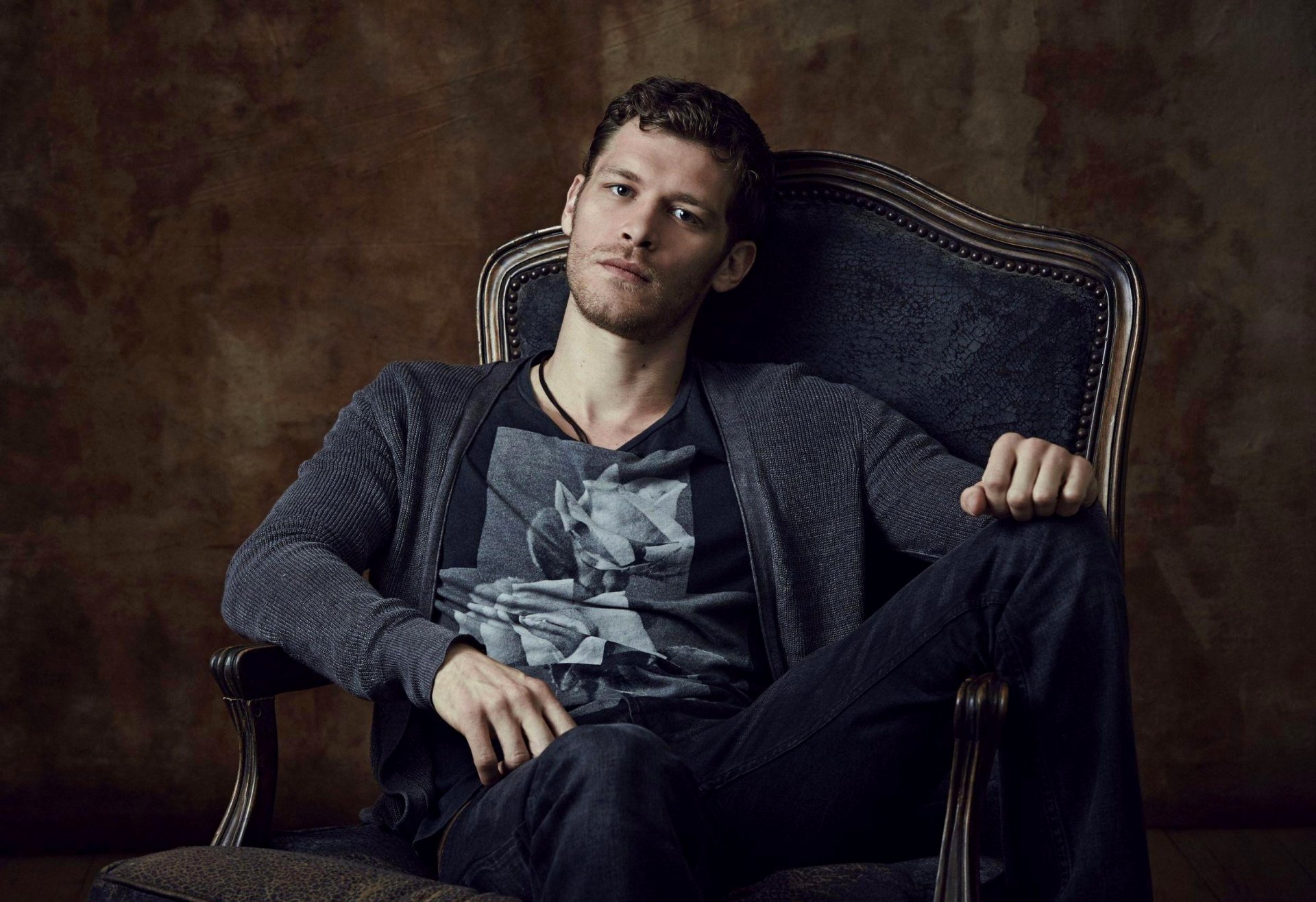 joseph morgan männlich stuhl schauspieler tv-serie originale urgeburten uralte klaus