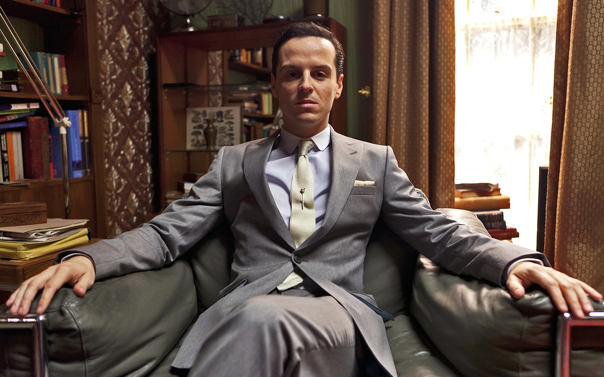 andrew scott andrew scott serie tv sherlock jim moriarty sedia costume libri