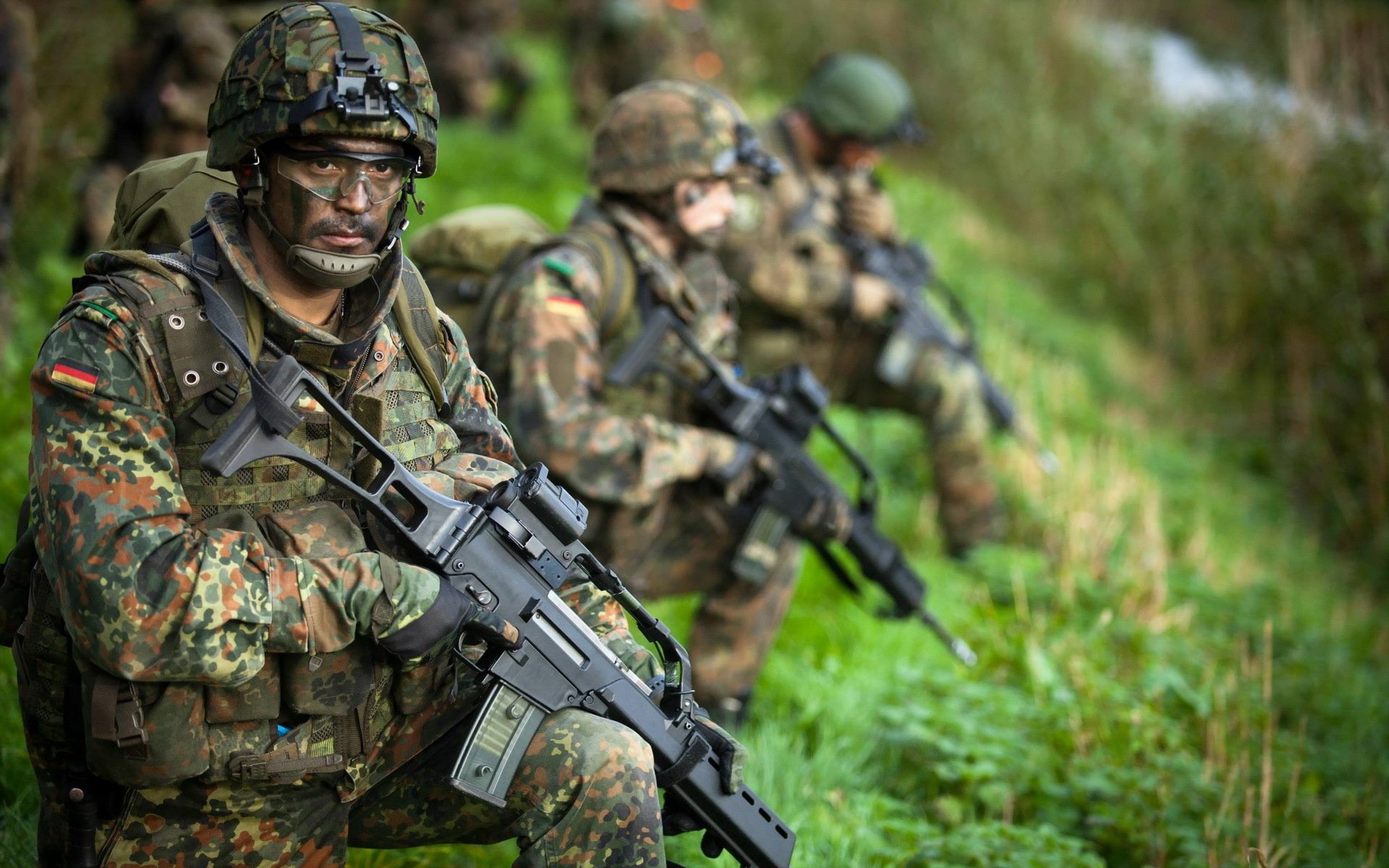 german army fallschirmjäger men weapon