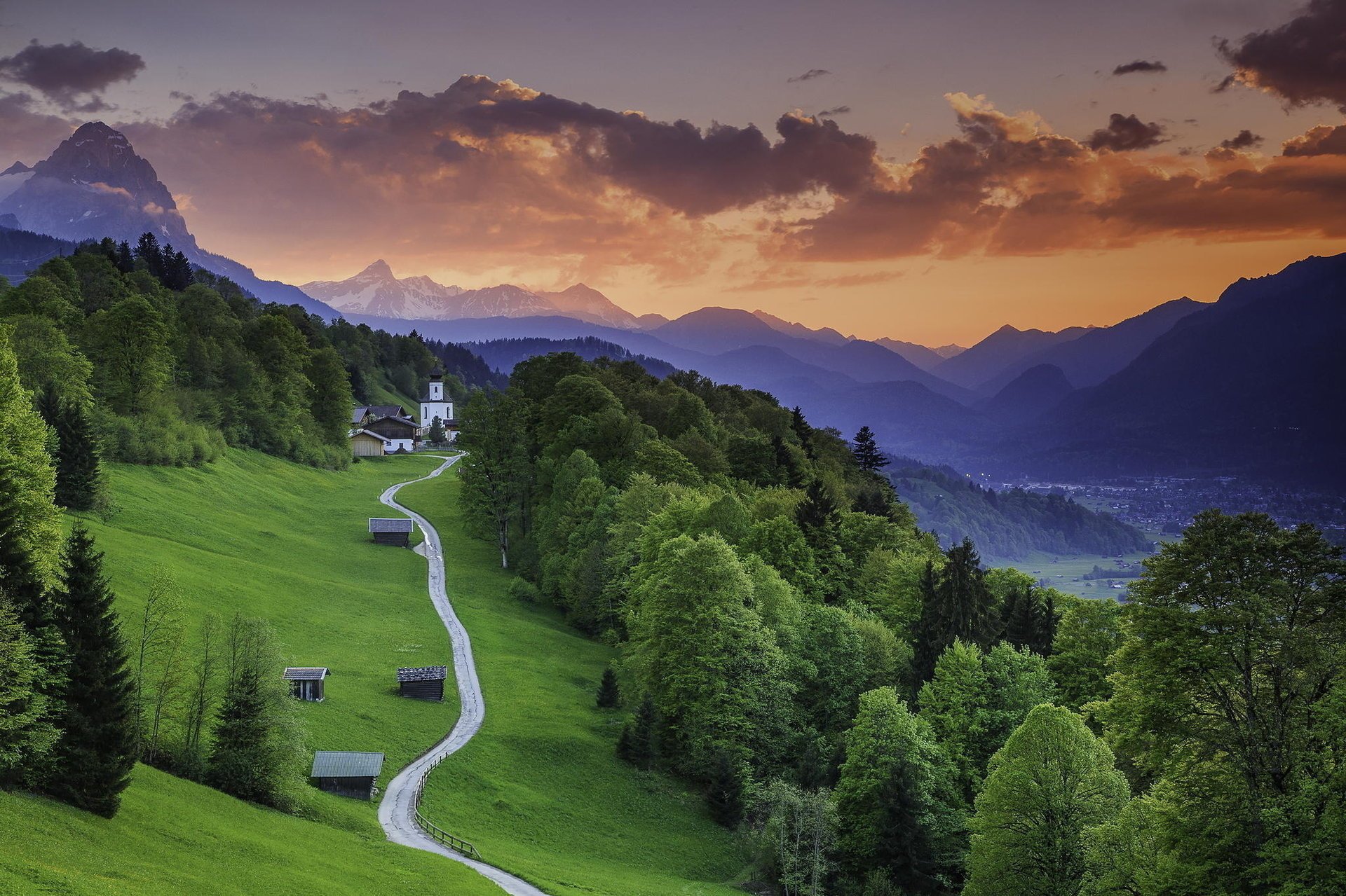 garmisch-partenkirchen bavaria alemania montañas bosque valle iglesia puesta de sol camino hierba árbol