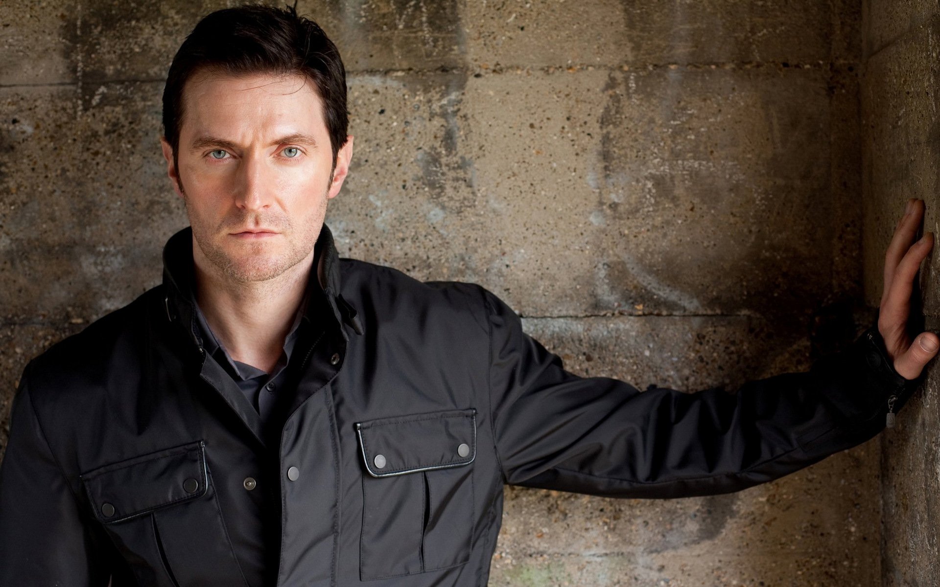 richard armitage richard armitage man actor hobbit wall