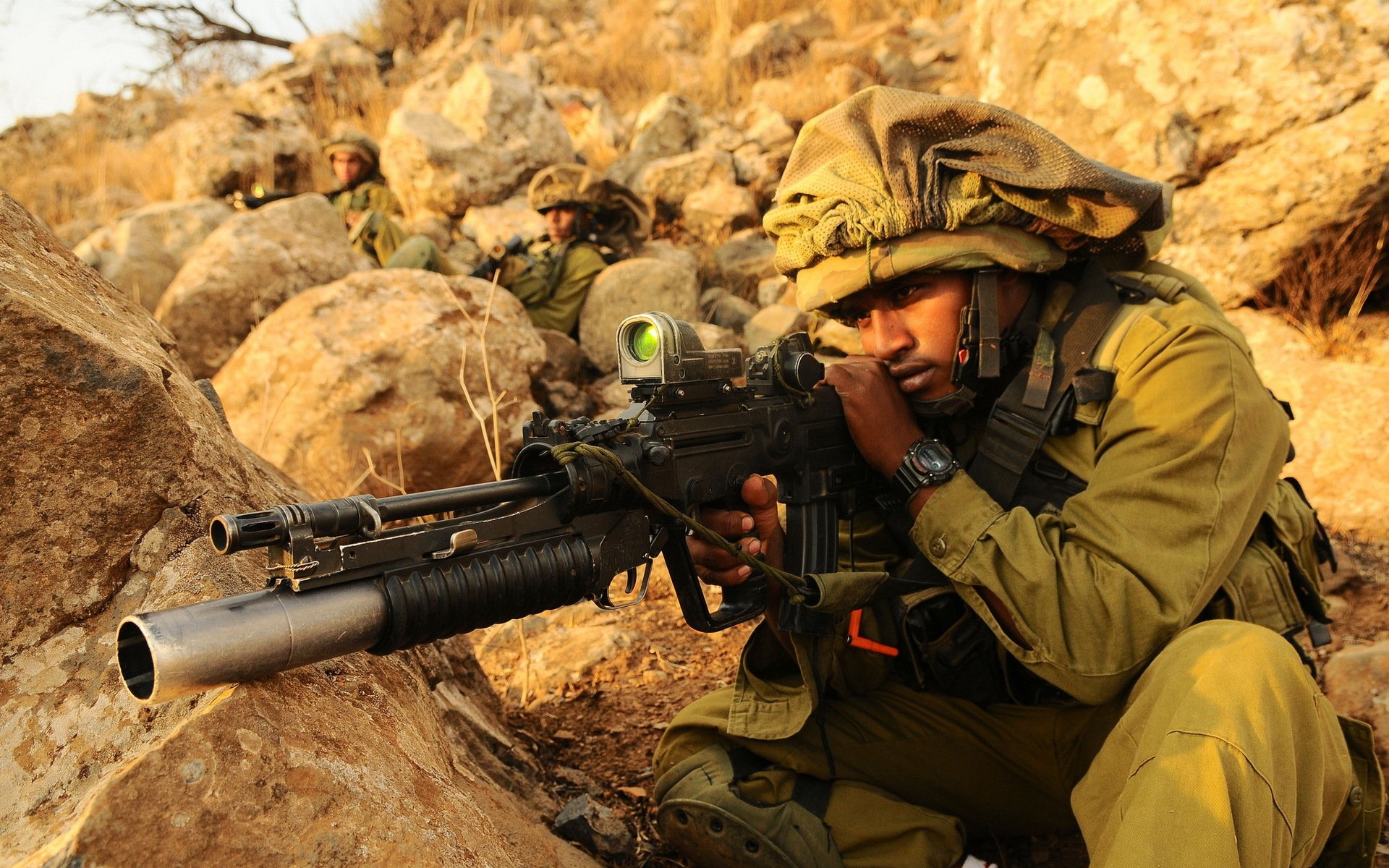 israel defence force men weapon