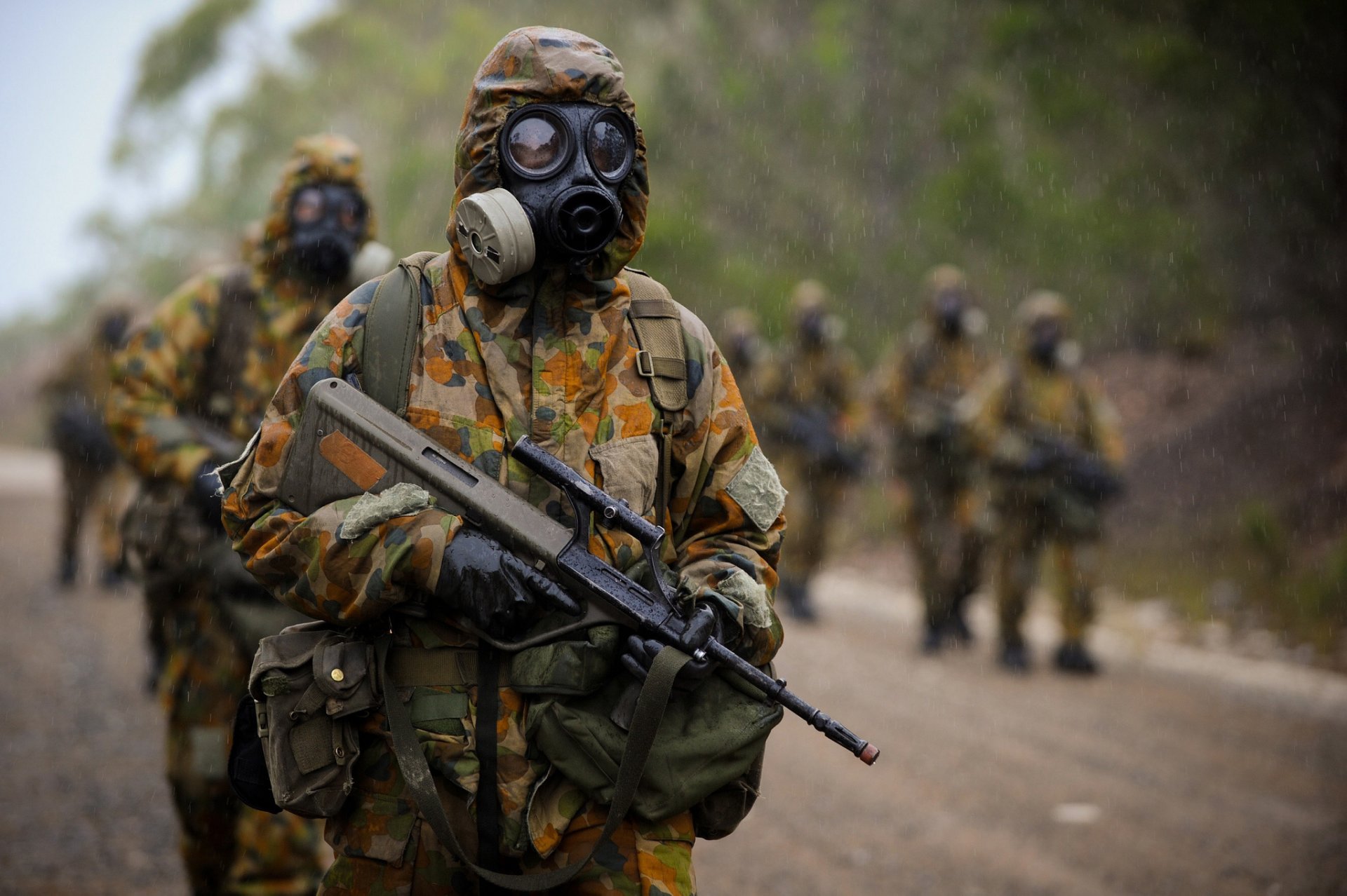 soldats équipement masque à gaz camouflage steyr aug automatique fusil pluie