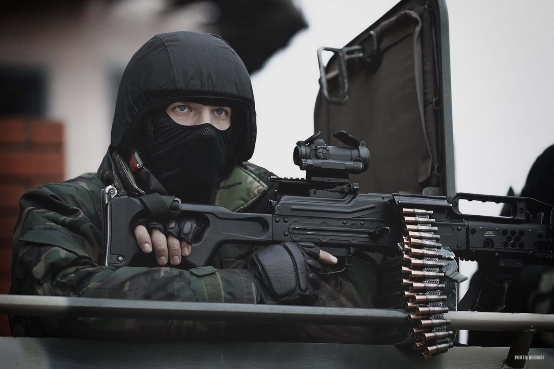 spezialeinheiten soldat kämpfer militär antiterror russland maschinengewehr 62 mm infanterie pechenegg waffe helm maske