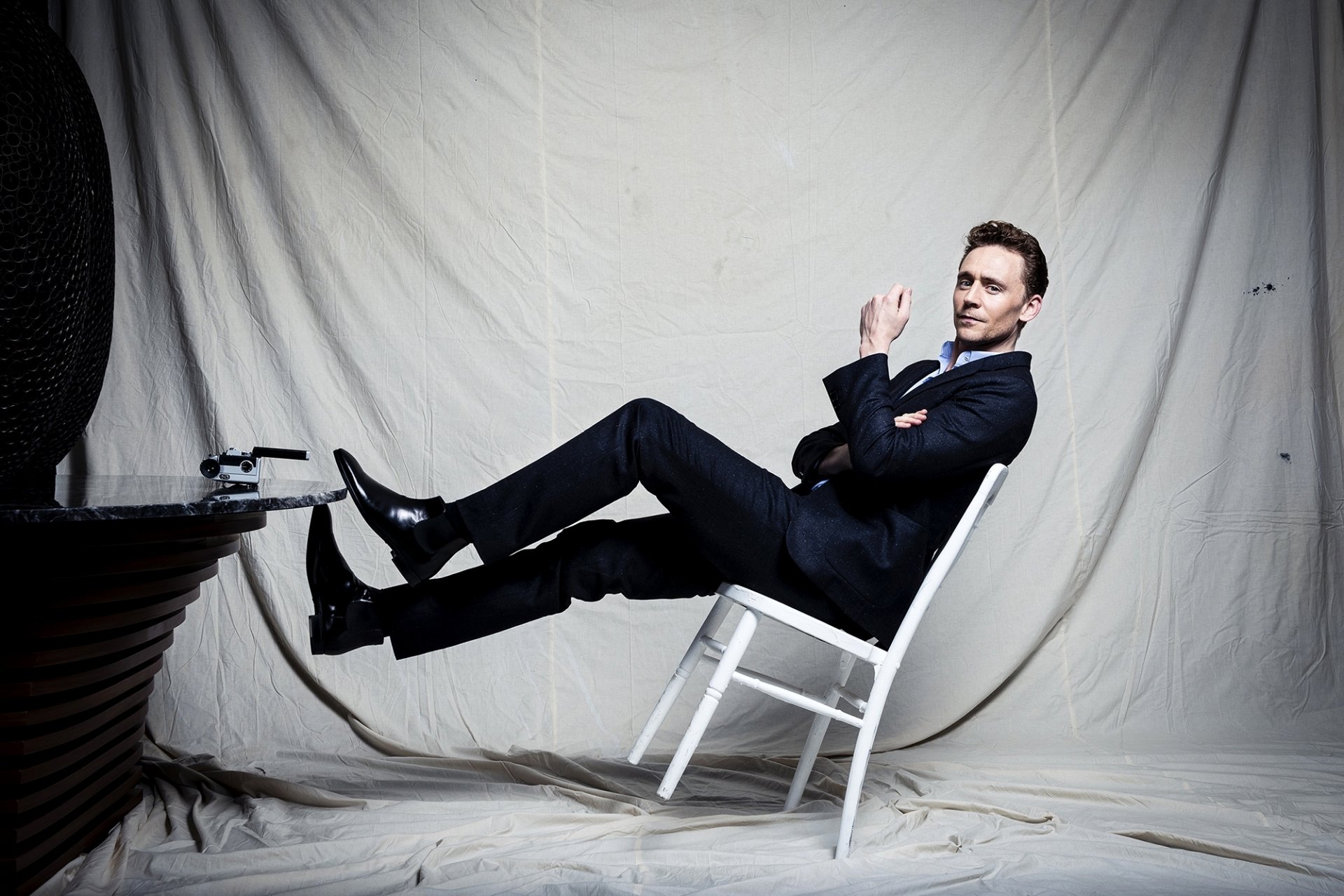 hiddleston tom hiddleston acteur mâle vue costume chaise