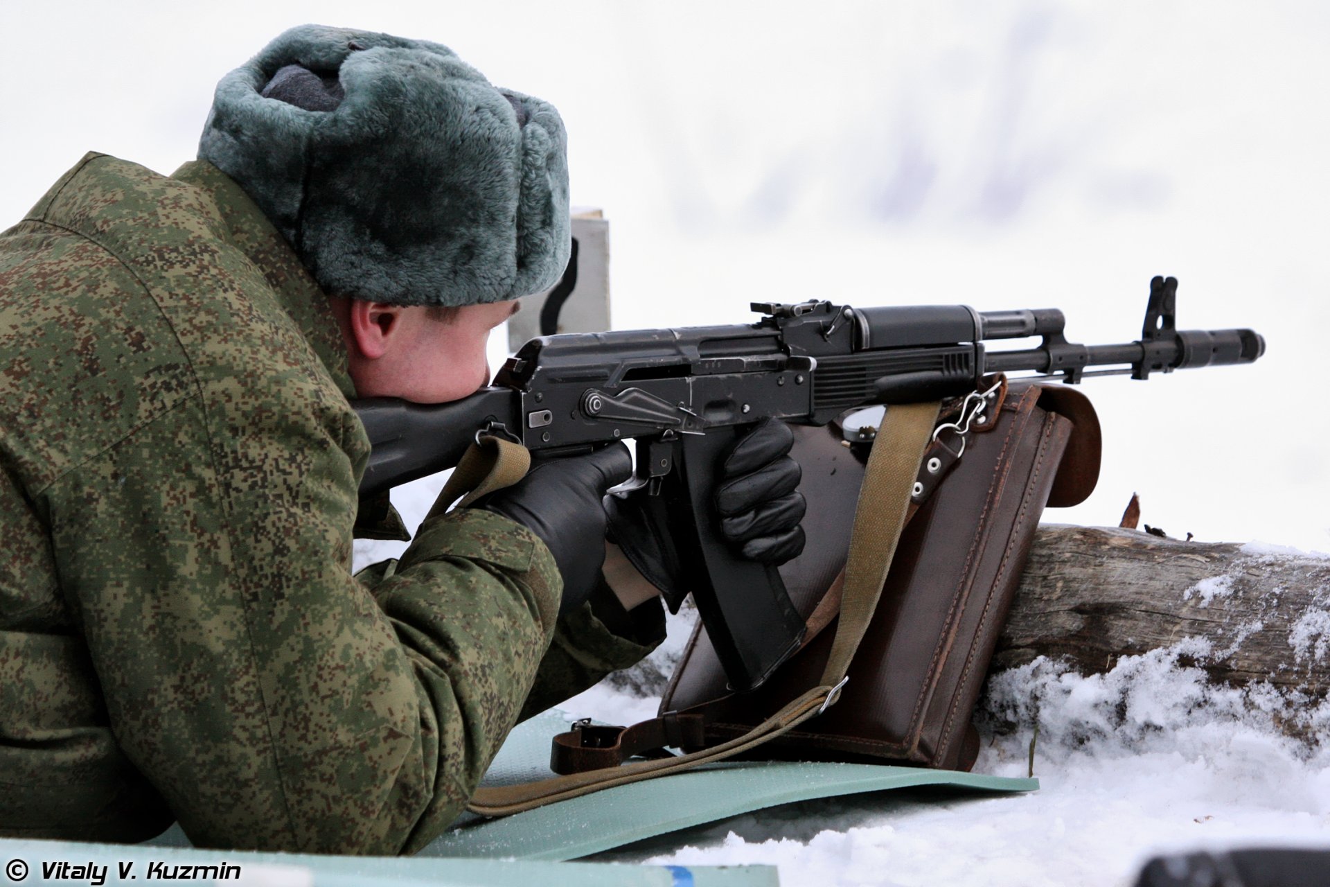 стрельбище солдат вдв десантник ак-74м шапка ушанка цифра перчатки сумка снег