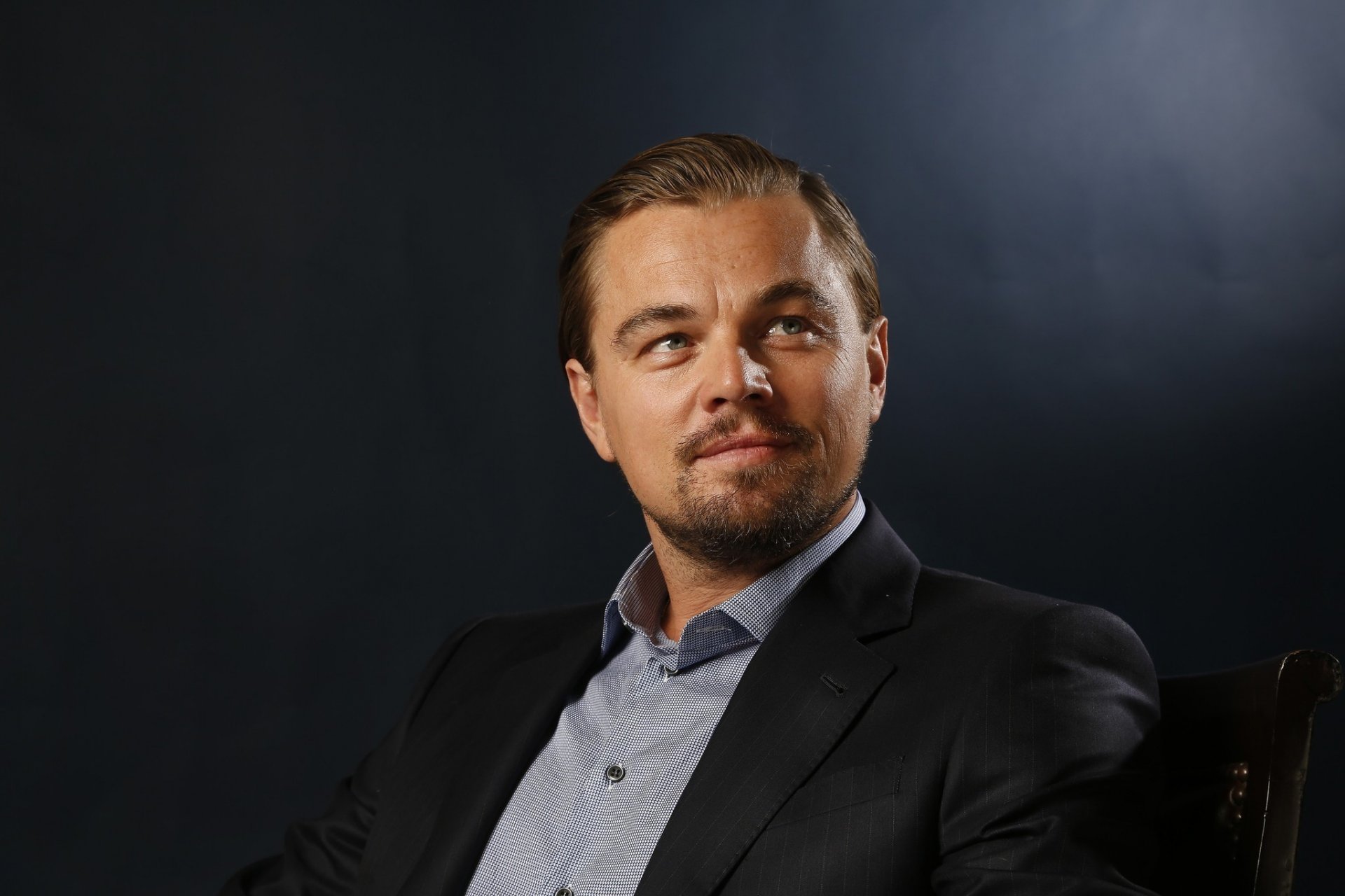 leonardo dicaprio männlich schauspieler gesicht blick stuhl