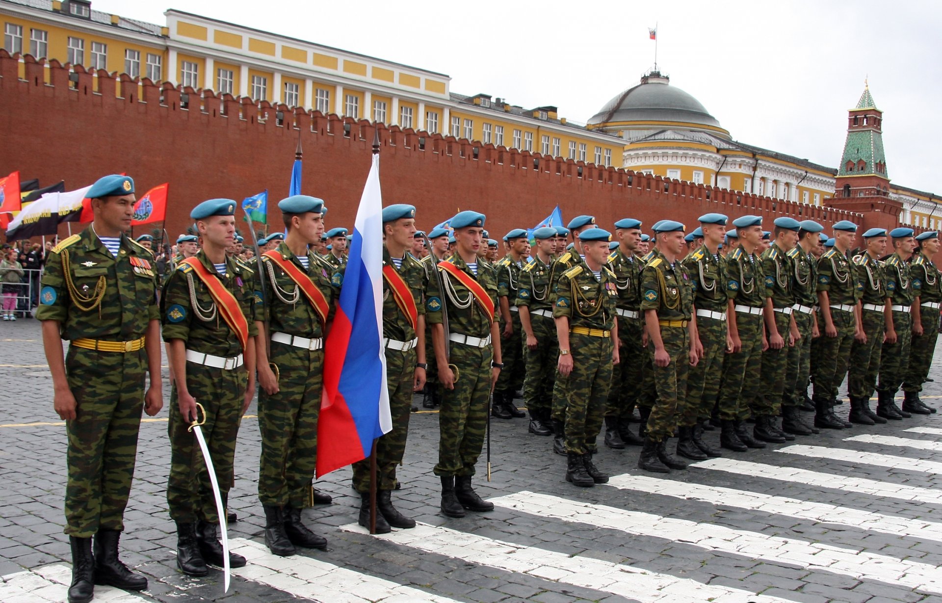 soldaten roter platz russland fallschirmjäger airborne blaue barette flagge stolz