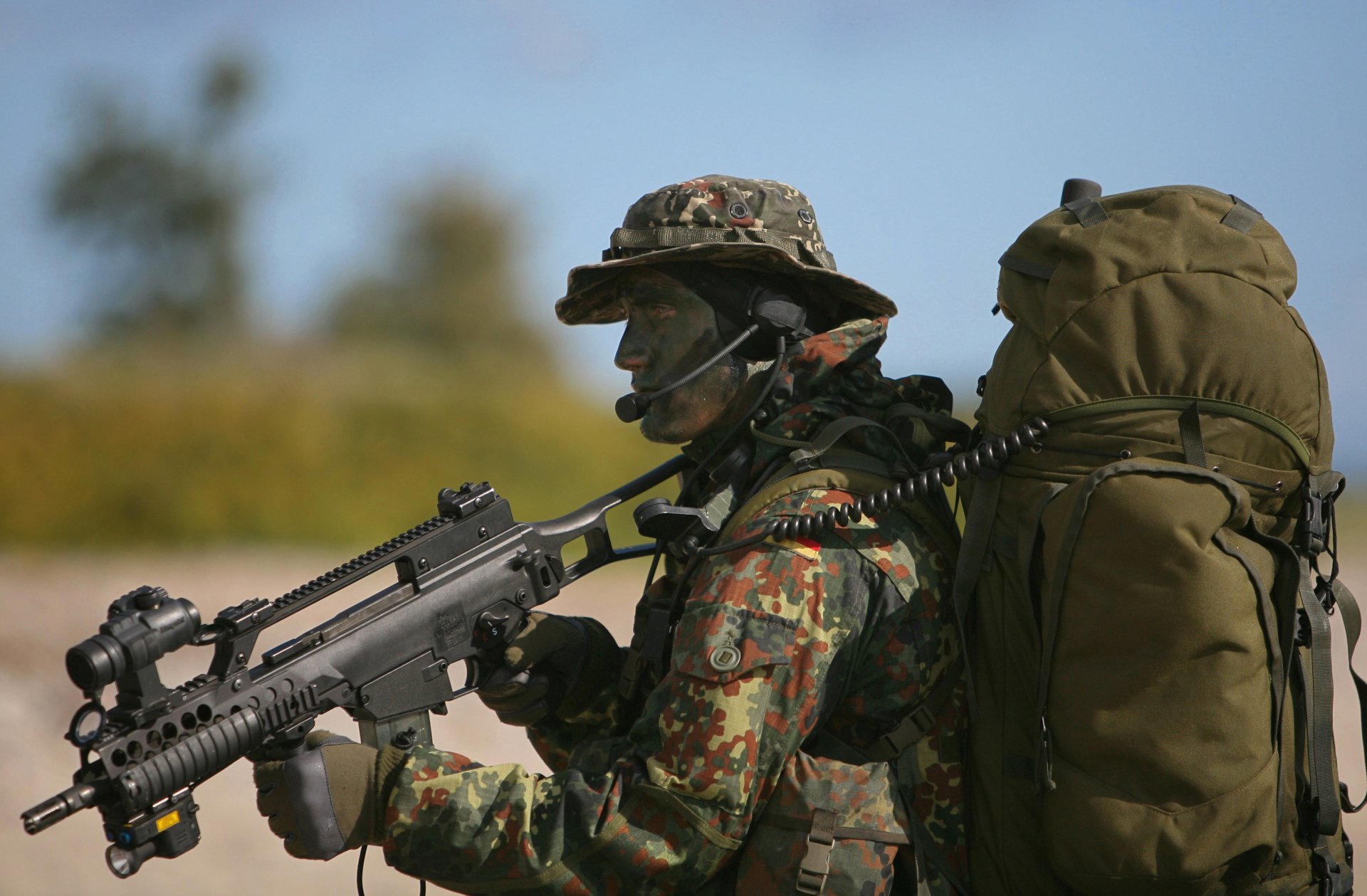 soldat bundeswehr deutschland ausrüstung rucksack hk g36 sturmgewehr gewehr maschinengewehr