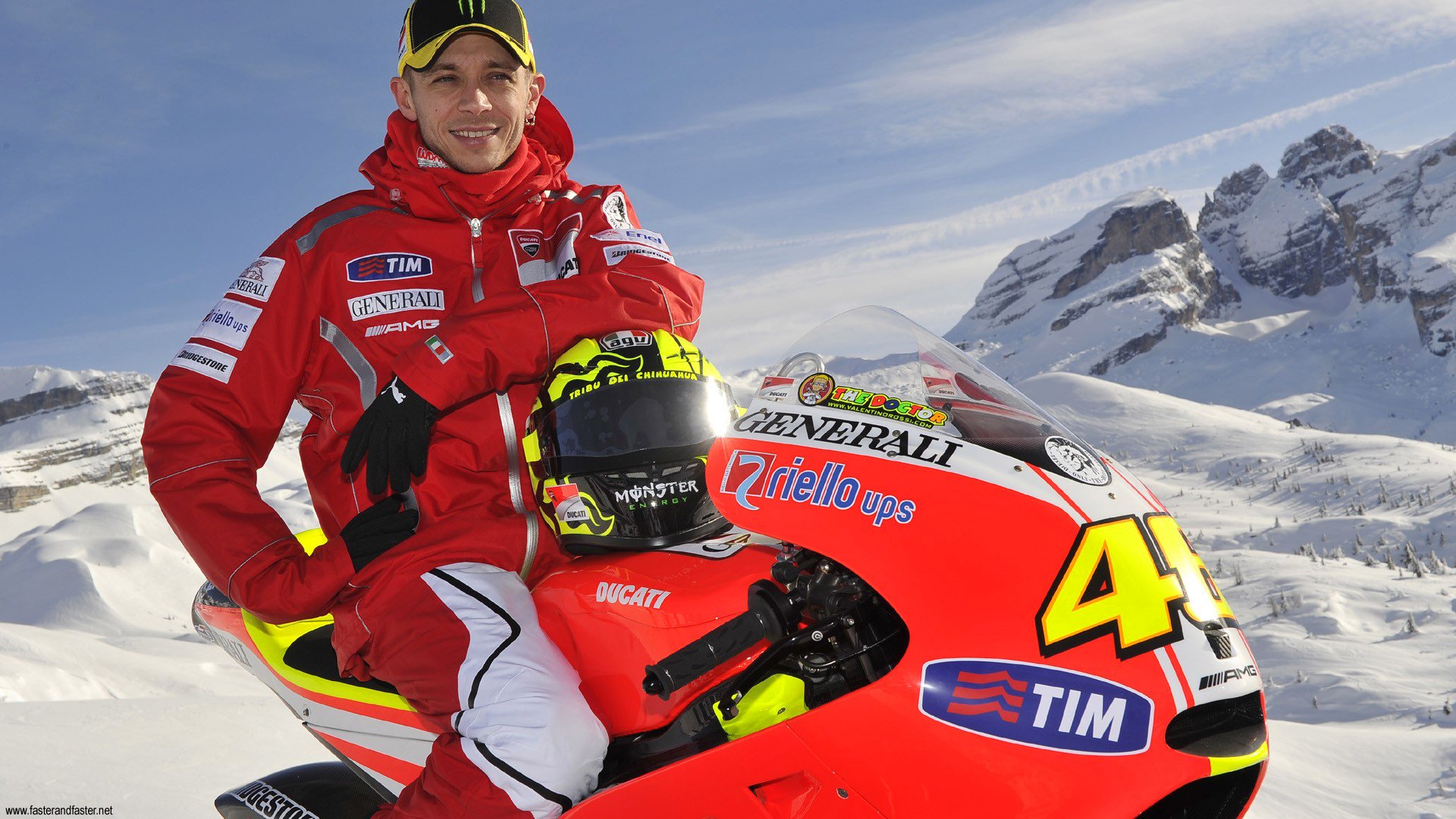 valentino rossi motociclismo sport cielo montagna neve casco motoslitta dottore