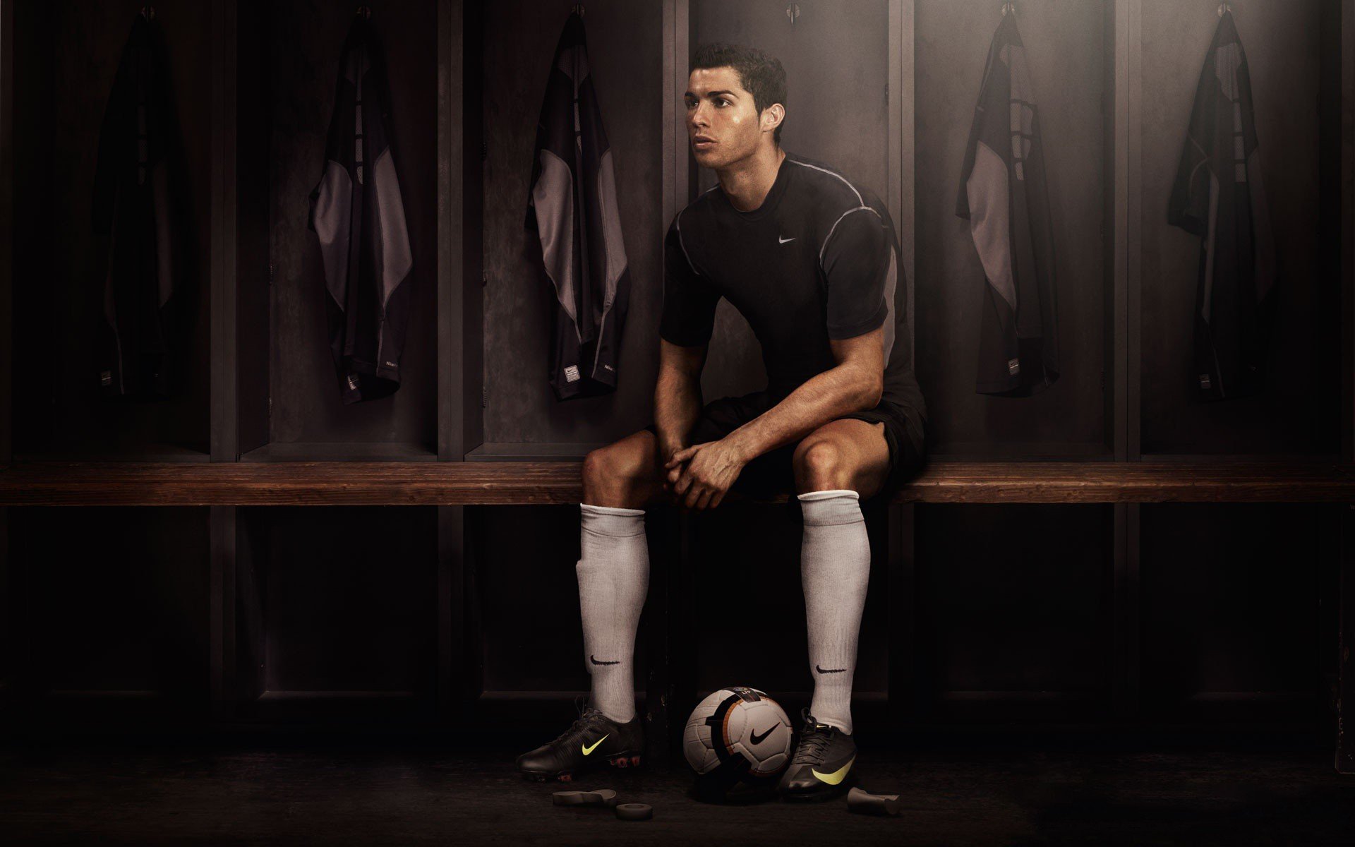 cristiano ronaldo football vestiaire joueur sombre nike real madrid portugal