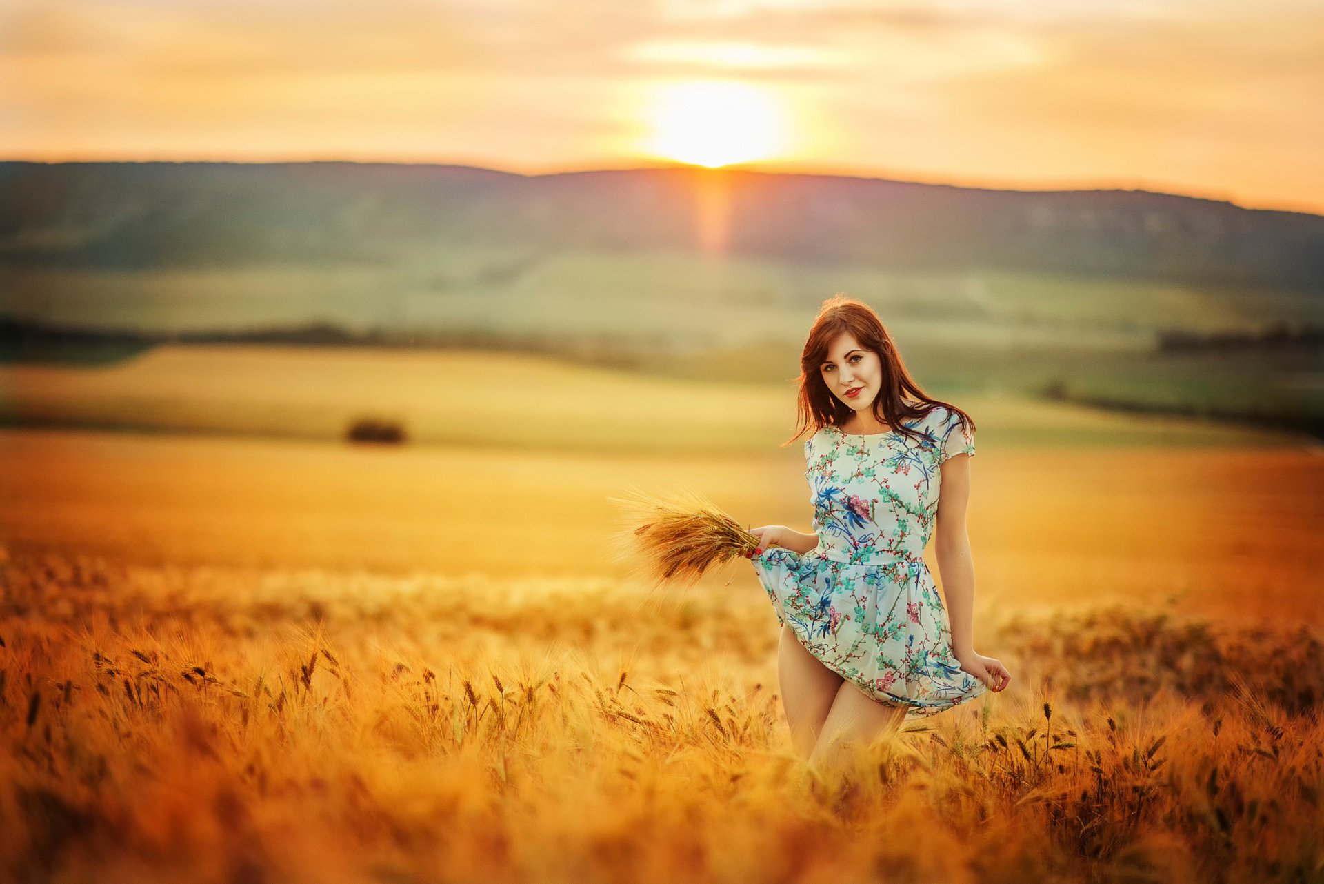 chica campo sol vestido trigo morena