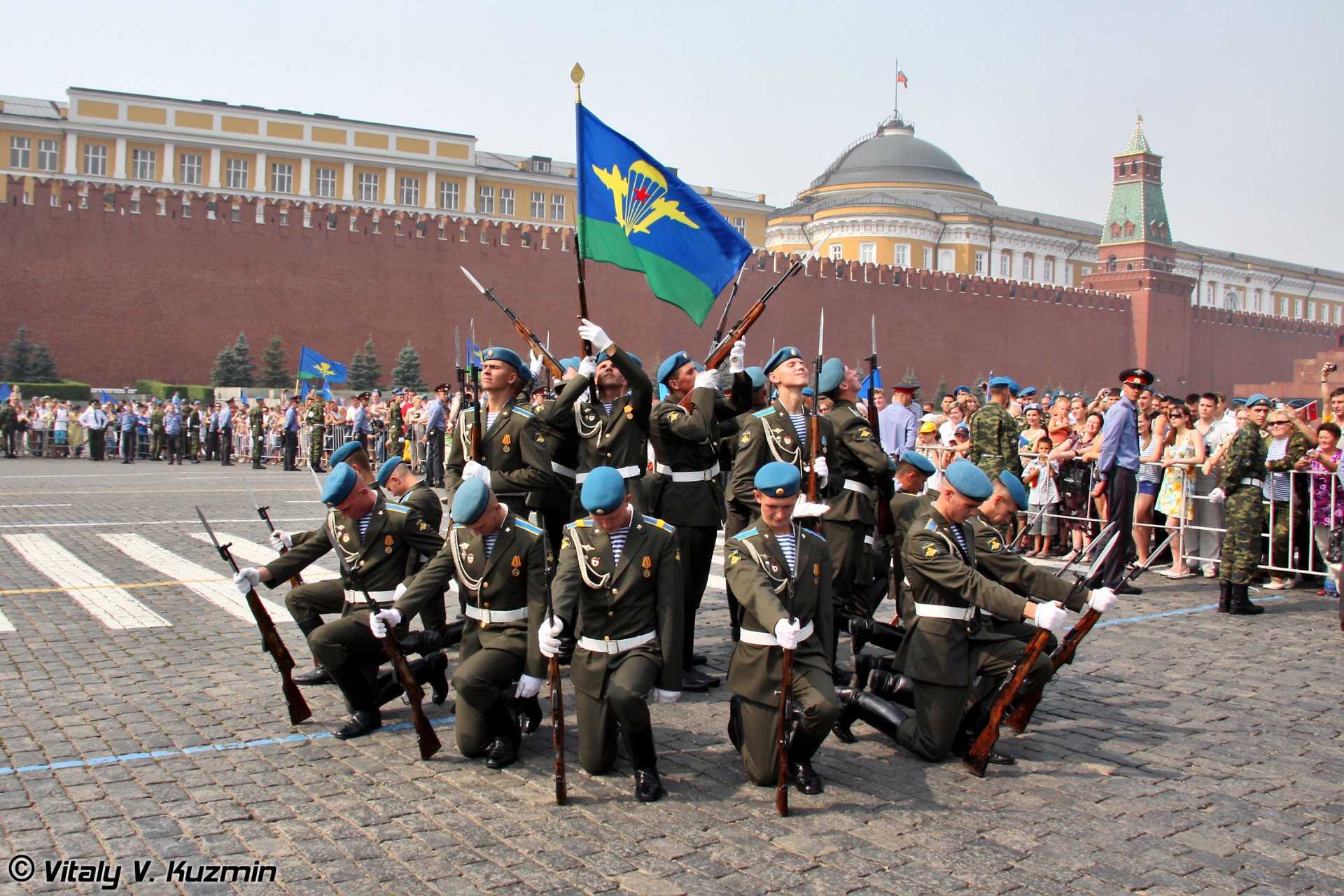 airborne hits red square marines police the people blue berets flag airborne crowd