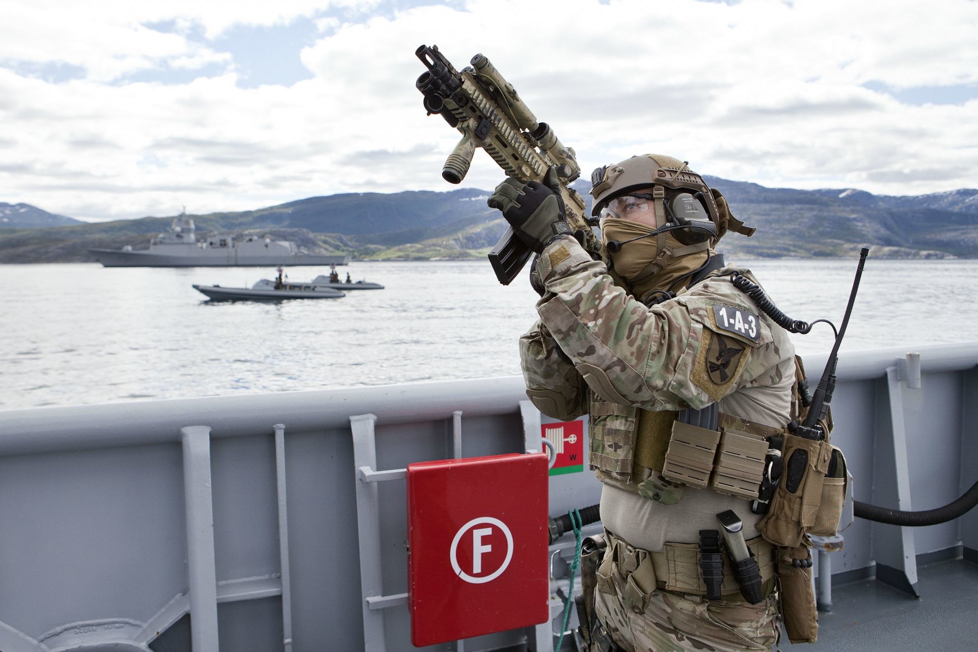 norway military maritime special forces men weapon