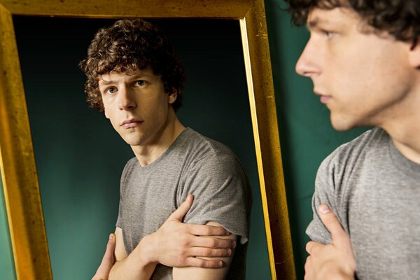 Riflesso di Jesse Eisenberg nello specchio