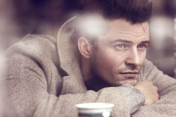 Retrato de Orlando Bloom en un abrigo gris