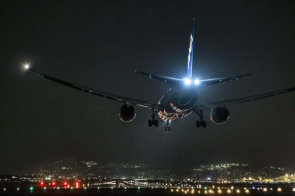 Un grand avion va atterrir