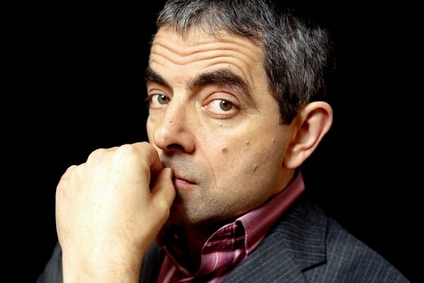 Rowan Atkinson twarz Na Ciemnym tle