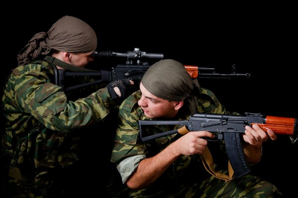 Soldati dell esercito con fucile d assalto AK 74