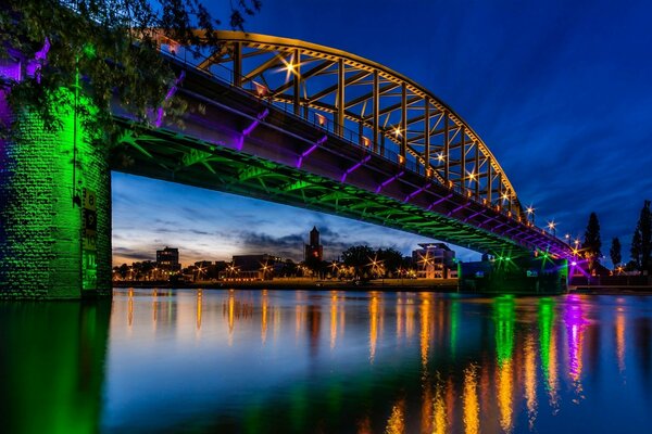 Brücke in den Niederlanden bei nächtlichen Blendung