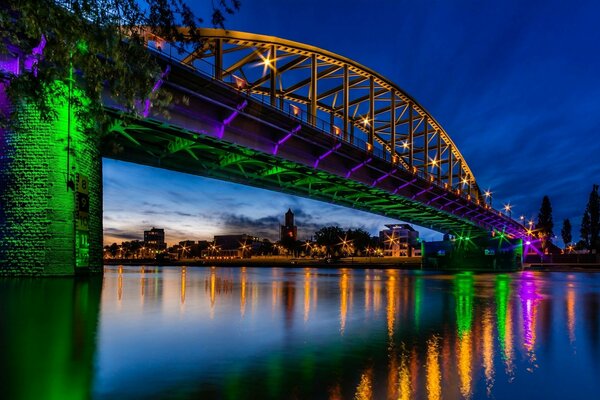 Мост в Нидерландах в ночных бликах