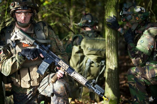 Soldats de l armée néerlandaise avec des fusils d assaut