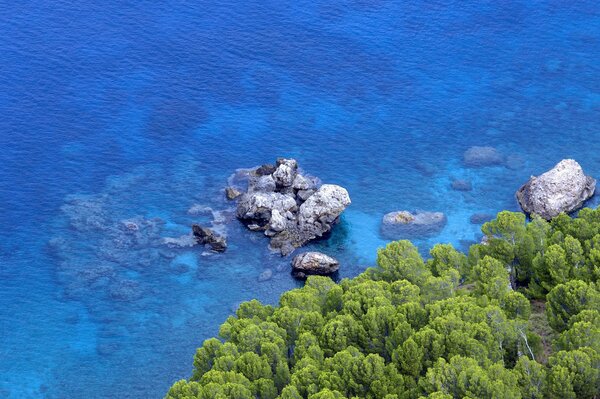 Красивые камни среди синего моря