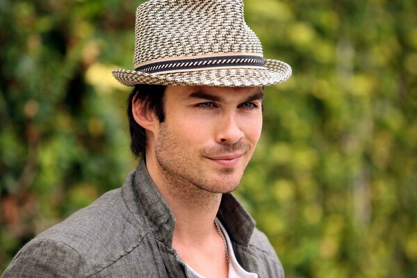 Cappello elegante e sorriso incomparabile di Ian Somerhalder