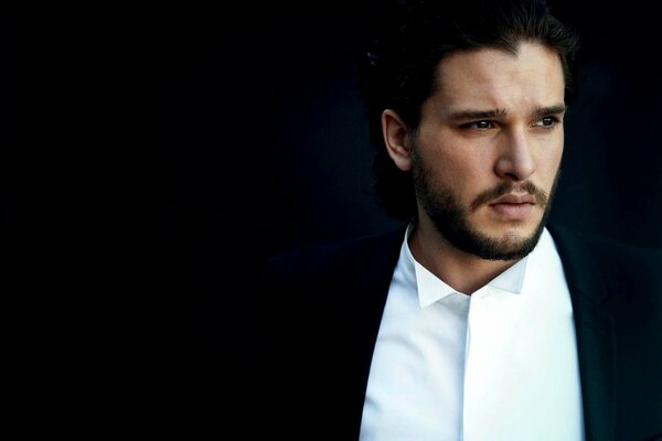 Kit harington dans une chemise blanche et une veste noire