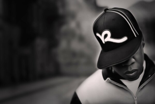 Rapper mit Mütze, Schwarz-Weiß-Foto